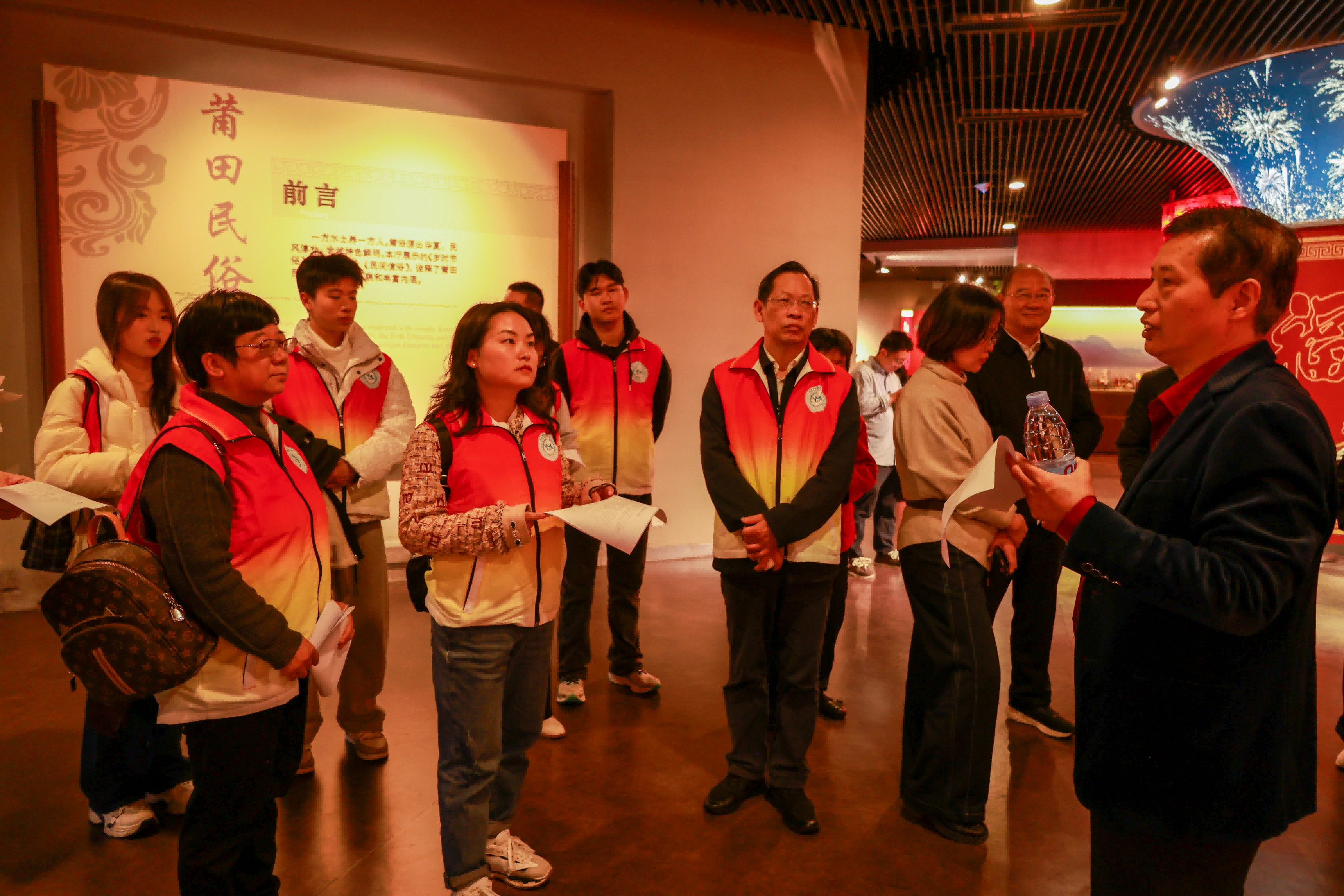 专家为实践队讲解“送冬迎春”民俗