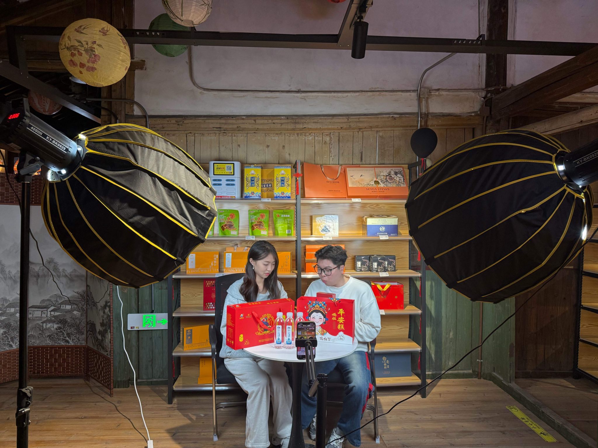 实践队走访乡镇助农直播