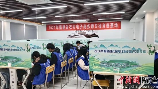 　　学生组选手正在进行店铺数据分析与运营推广模块竞技。