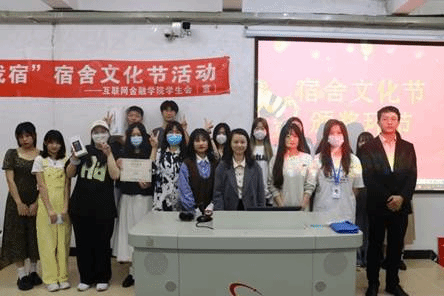 一群人站在壁报板前拍照描述已自动生成