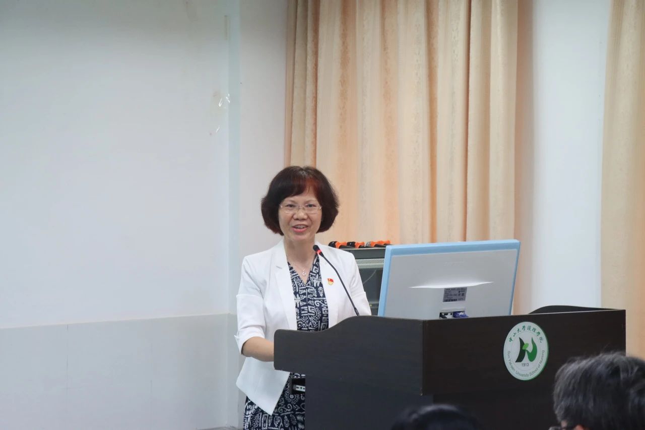 万丽红同志作离任感言